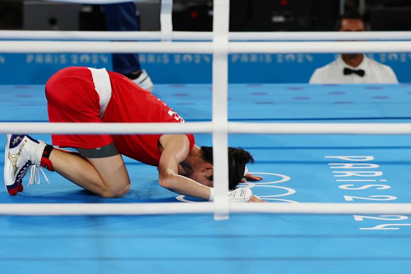 林郁婷在2024巴黎奧運女子拳擊57公斤級金牌戰獲勝，賽後跪地親吻擂台。