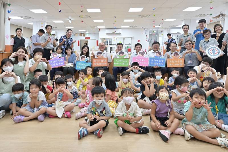 卓院長13日訪視「台電職場互助教保服務中心」合照