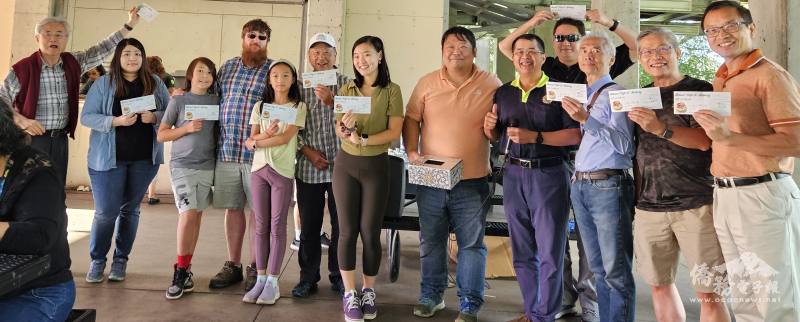 倪邦臣組長（右四）、施建德會長（右五）和部分得獎嘉賓合影