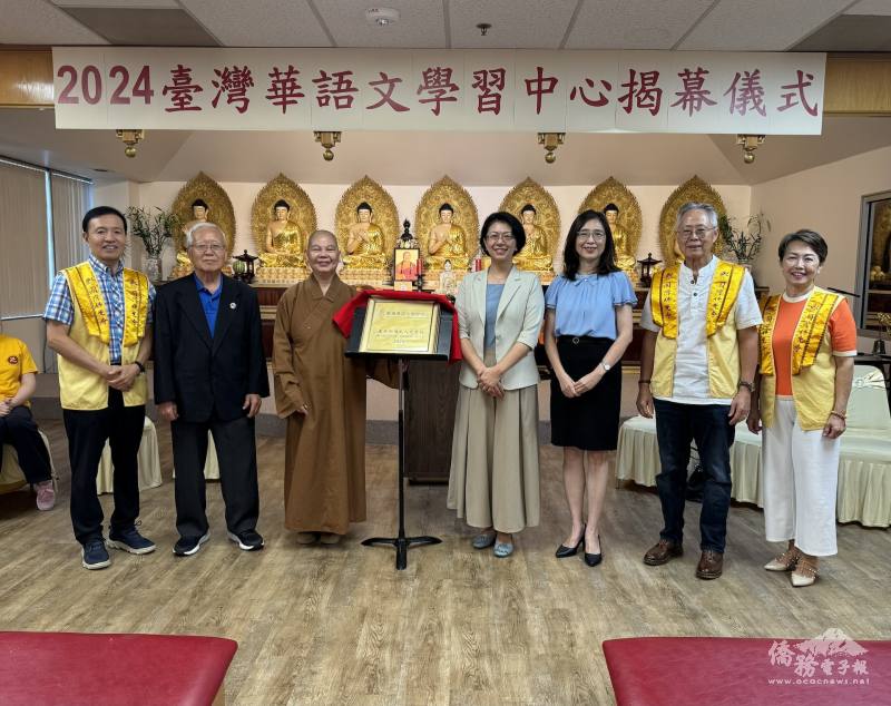 佛光山達拉斯人文學校揭牌儀式 (左起 : 陳森、畢可璞、滿光法師、蕭伊芳、王盈蓉、陳文燦、王寶玲)