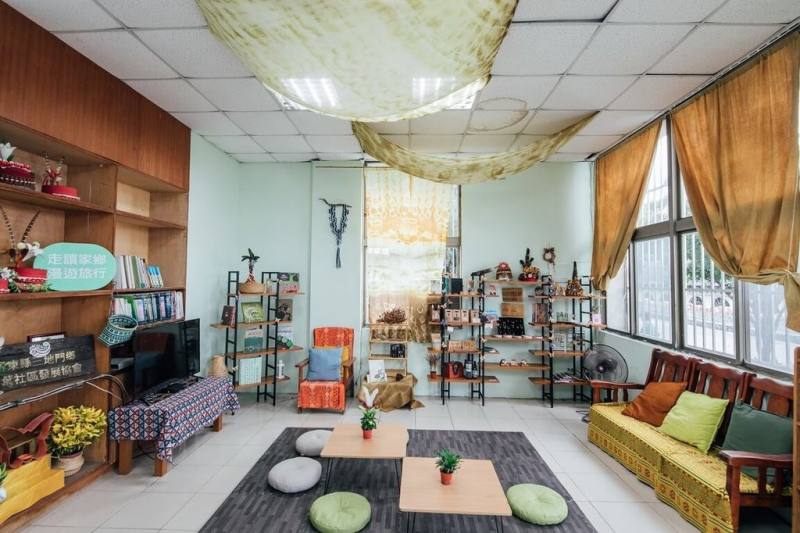 屏東智慧農業學校為讓青年體驗並協助農村生活，前往三地門鄉青葉部落搭建部落書屋，利用植物染布裝飾，空間明亮且柔和。（屏東縣政府提供）