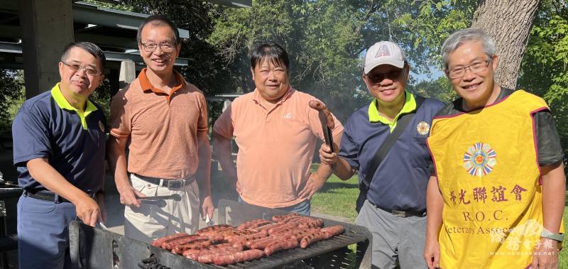 倪邦臣（左一）、施建德（中）燒烤臺灣香腸