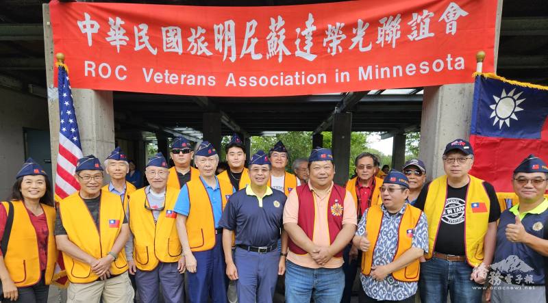 駐美國代表處退伍軍人事務組組長倪邦臣（中）、明州榮光會會長施建德（右四）和榮光會部分理事合影