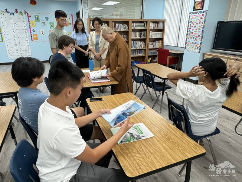 滿光法師陪同蕭伊芳及王盈蓉於課堂休息時間了解學員使用《來！學華語》教材