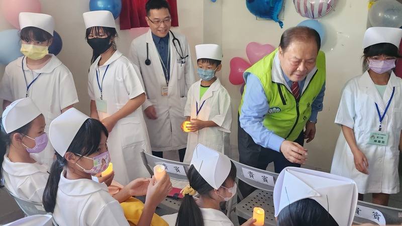 澎湖縣衛生局與馬公惠民醫院共同舉辦「小小南丁格爾體驗營」活動，縣長陳光復（右2）13日出席勉勵參加的學子，期盼他們未來成為菊島醫護保健小尖兵。