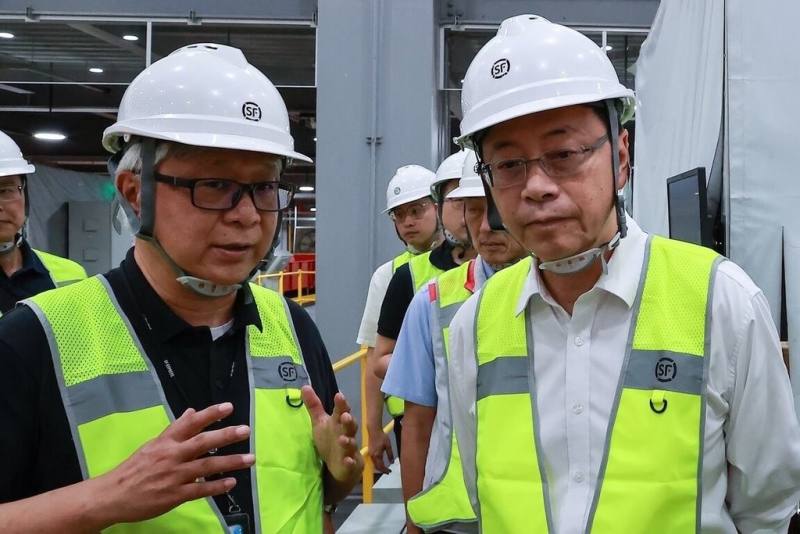 台灣順豐速運股份有限公司籌建近3000坪的全自動化轉運中心，並在2023年第4季正式啟用，桃園市長張善政（右）13日前往參訪，台灣順豐總經理潘逸俊（左）陪同並說明運作模式。（台灣順豐速運公司提供）
