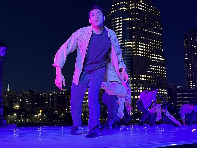 北藝大學生編舞家葉承融作品「崎路」12日在紐約砲台舞蹈節演出。中央社實習記者龔芸可紐約攝