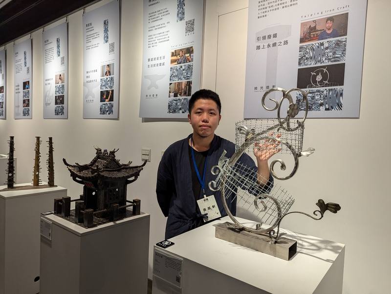 「太平鐵工藝術節」藝術展即日起至24日在勤益科技大學登場，勤益科大文化創意事業所畢業生張凱軒（圖）參展，作品「資訊生態系」以廢棄鐵絲網與鐵窗製成，象徵現代人受到科技束縛，應該多走出戶外