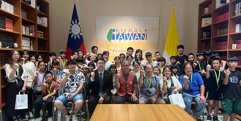 新竹嘉興國小泰雅族兒童合唱團到義大利參加歌唱比賽拿下多項大獎，嘉興國小校長徐榮春（前排中穿紅背心者）13日率團參觀駐教廷大使館，希望分享這份光榮與喜悅。