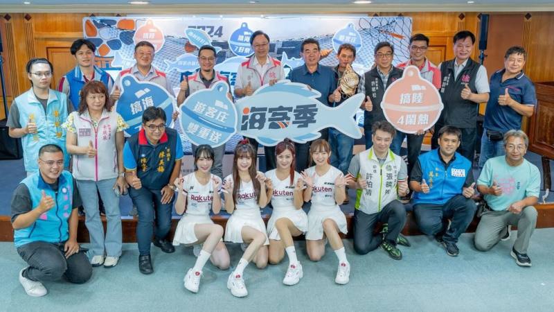 2024海客季將於8月17日至9月8日登場，本屆以「搞海陸」為主題，規劃「搞海好尞」及「搞陸鬧熱」兩大主軸的系列活動，桃園市長張善政（2排右7）13日出席記者會。（桃市府提供）