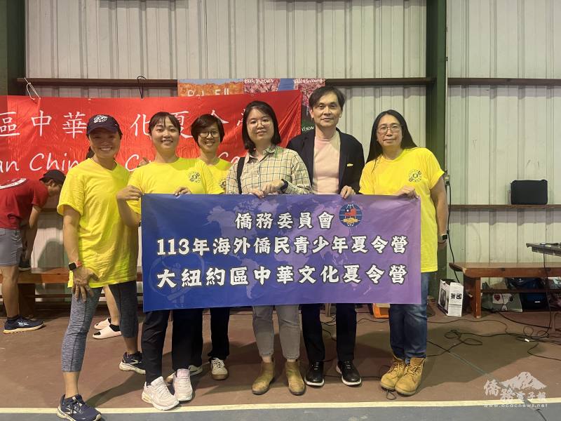 主辦單位、老師與貴賓合照(左起：聶彩雲、吳宇婷、陳郁婷、王鈺淇、戴松昌與杜華寧)