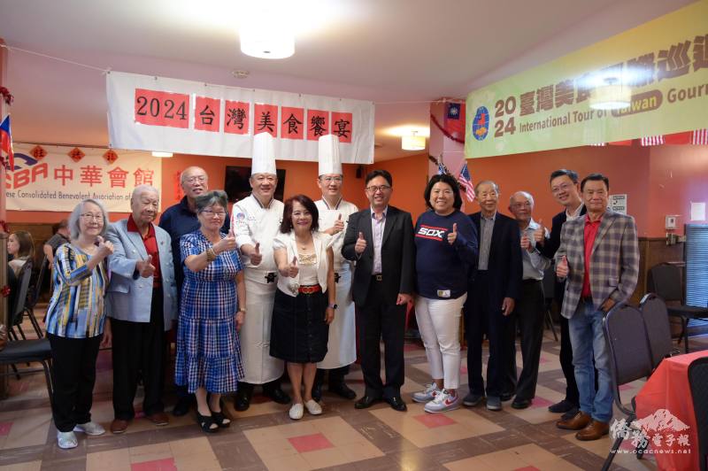 臺灣美食國際巡迴芝加哥，主廚彭健治、郭宏徹與貴賓合影留念