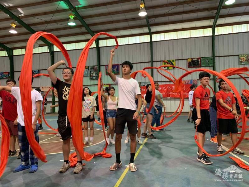 結業典禮上學員表演「繡花迎喜來」