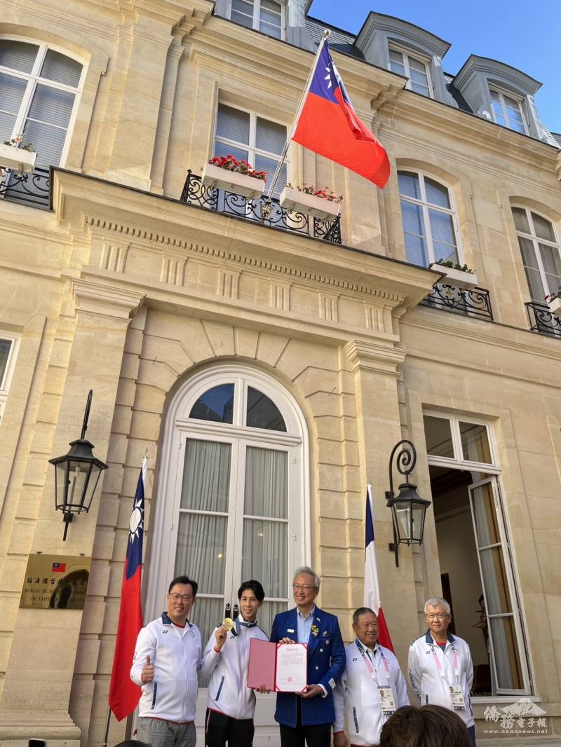 吳志中代表總統賴清德致送奧運女子拳擊金牌選手林郁婷賀電