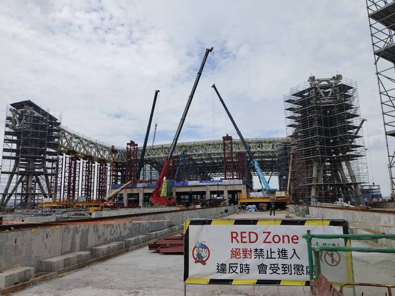 桃園國際機場第3航廈興建工程正持續進行中，目前總體進度約42.3%，其中撐起3航廈屋頂的16支榕樹意象巨型支柱已吊裝10支，另外6支預計民國113年底完成。