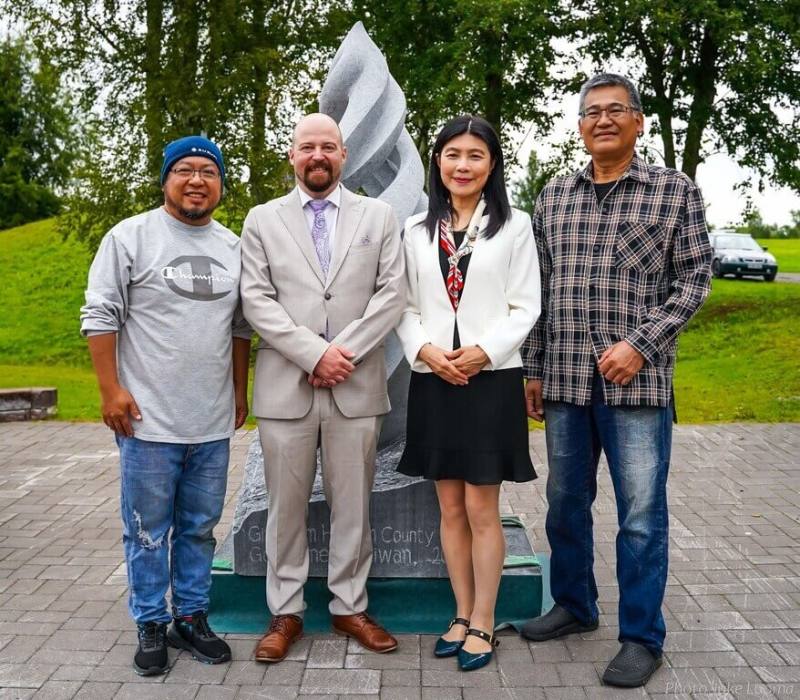 石雕藝術家林立仁（左）及鄭詠鐸（右）赴芬蘭勞塔瓦拉市駐村創作，並將作品移交給勞塔瓦拉市。勞塔瓦拉市長凱爾納（Mikko Kärnä）（左2）及駐芬蘭代表張秀禎（右2）參與揭幕及移交典禮。（花蓮縣文化局提供）