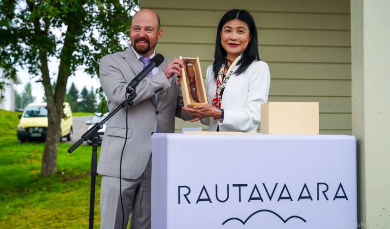 花蓮縣政府首度與芬蘭勞塔瓦拉（Rautavaara）市政府合作，邀花蓮石雕家駐村創作。駐芬蘭代表張秀禎（右）致贈駐村作品微型雕塑給勞塔瓦拉市長凱爾納（Mikko Kärnä）（左）。（花蓮縣文化局提供）