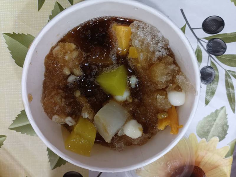 近期天氣酷熱，患有糖尿病的52歲女子疑因幾乎每天吃剉冰，導致糖化血色素飆高，醫師建議糖尿病患者最好以清冰搭低糖低熱量配料，並減少糖漿、果醬及煉乳添加。（彰化醫院提供）