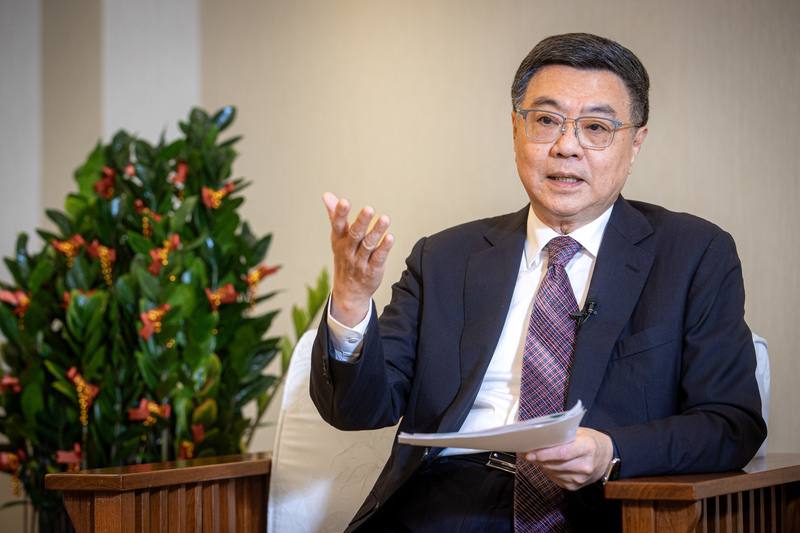 國發會4年國家發展計畫擬送15日舉行的行政院會討論通過，行政院長卓榮泰（圖）14日接受中央社專訪表示，聽取國發會報告後，他訂出未來4年關鍵目標為「2上、1下、1平衡」。