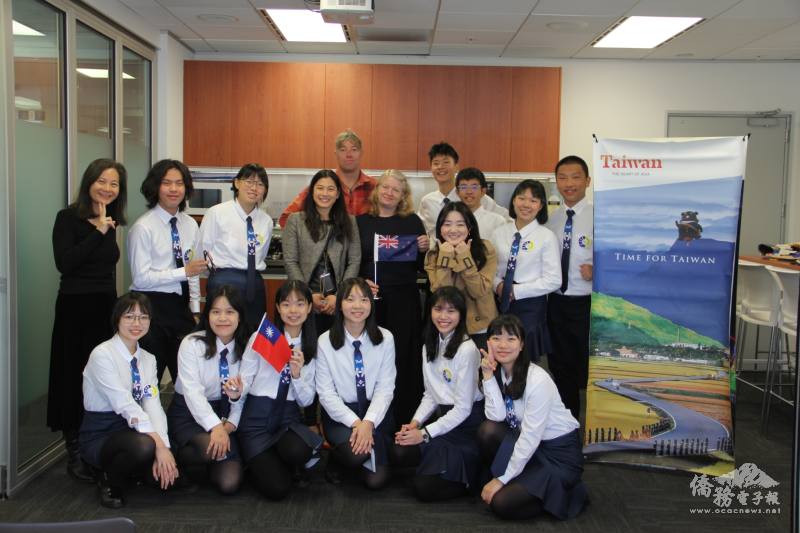 訪問團於威靈頓拜會駐紐西蘭代表處由一等秘書俞欣嫺（圖中）代表大使接待