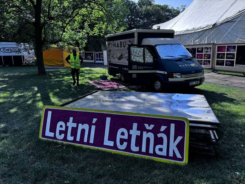 「國際當代馬戲與戲劇節Letní Letná」為捷克表演藝術領域的重要指標，每年夏末在布拉格舉行，吸引來自歐洲的新馬戲愛好者參與。