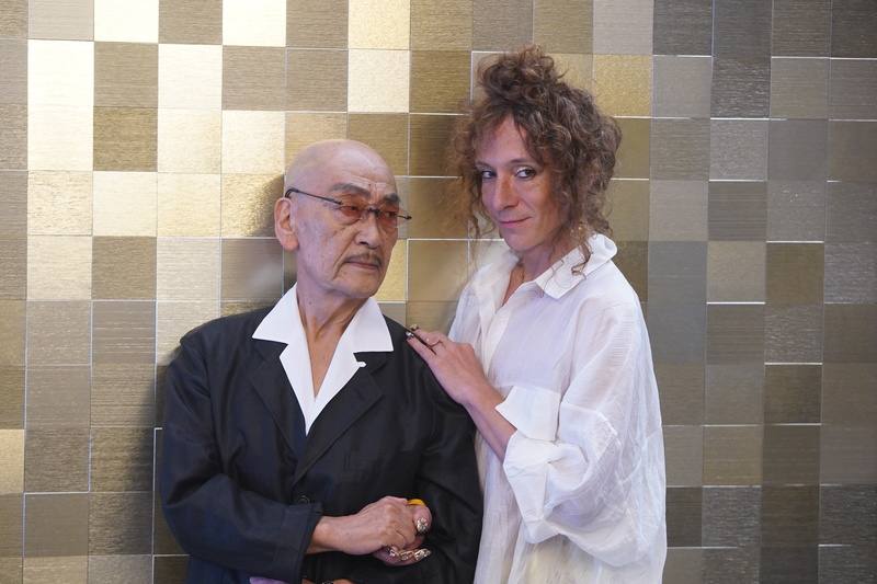 81歲日本傳奇舞踏大師麿赤兒（Akaji Maro）（左）與法國當代編舞家馮莎．夏紐（François Chaignaud）（右）合作舞蹈作品「黃金雨」，17、18日將在台北表演藝術中心演出，兩人14日出席記者會並接受媒體拍攝。