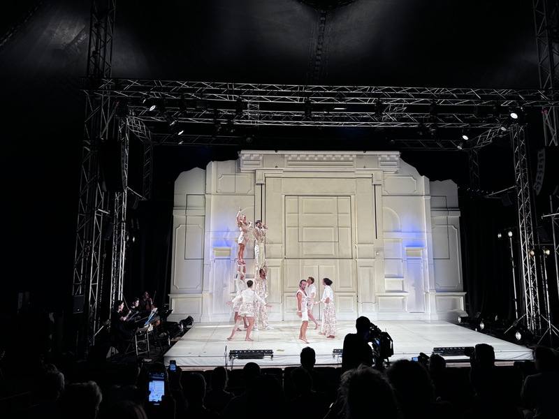 本屆捷克馬戲節邀請4支外國團隊，包含法國知名馬戲團隊Cirque Le Roux，展示多元馬戲藝術魅力。