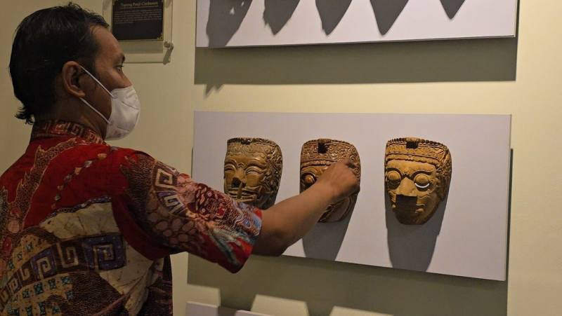 印尼象神博物館研究人員向台博館人員介紹各種面具特色。（袁緒文提供）