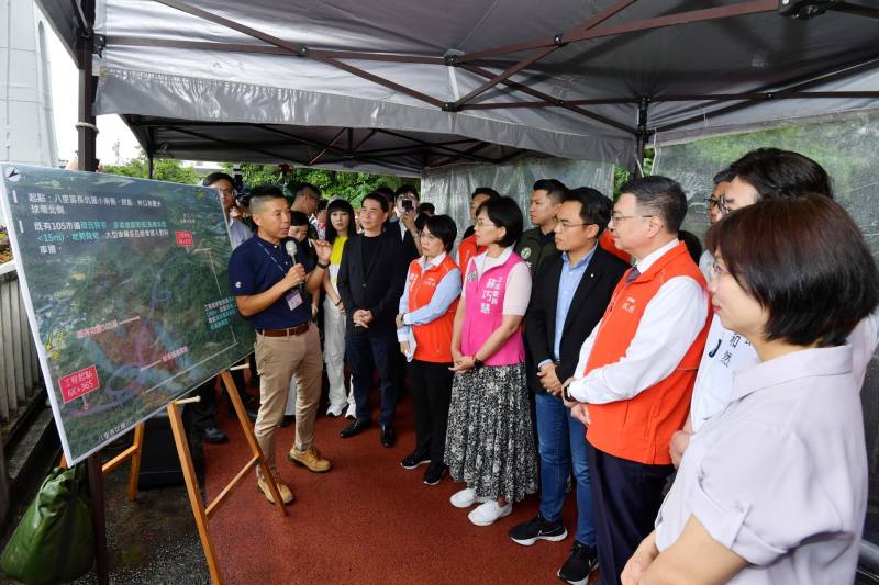 行政院長卓榮泰視察「新北市 105 市道改善蜿蜒路段新闢道路工程」辦理情形