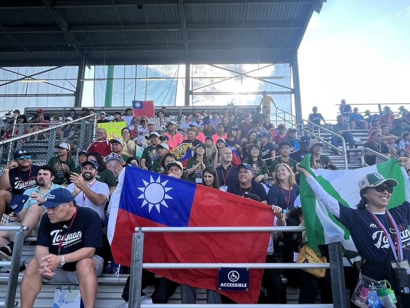 來自大紐約地區加油團高舉旗幟和標語，14日傍晚在威廉波特為台灣少棒選手們加油打氣。