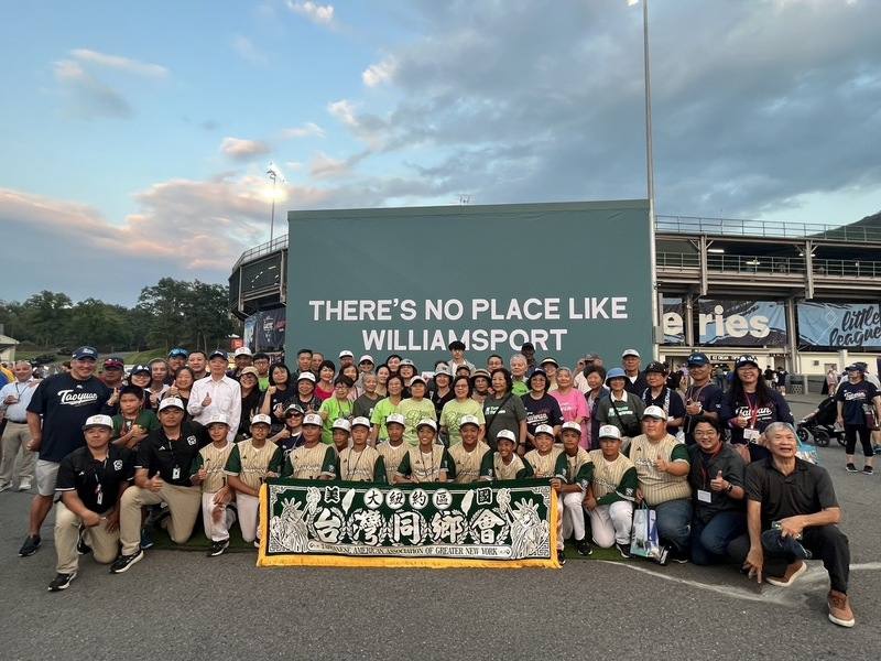 參加第77屆世界少棒錦標賽的桃園市龜山國小少棒選手們，14日賽後與紐約地區台僑合影，共享勝利的滋味。