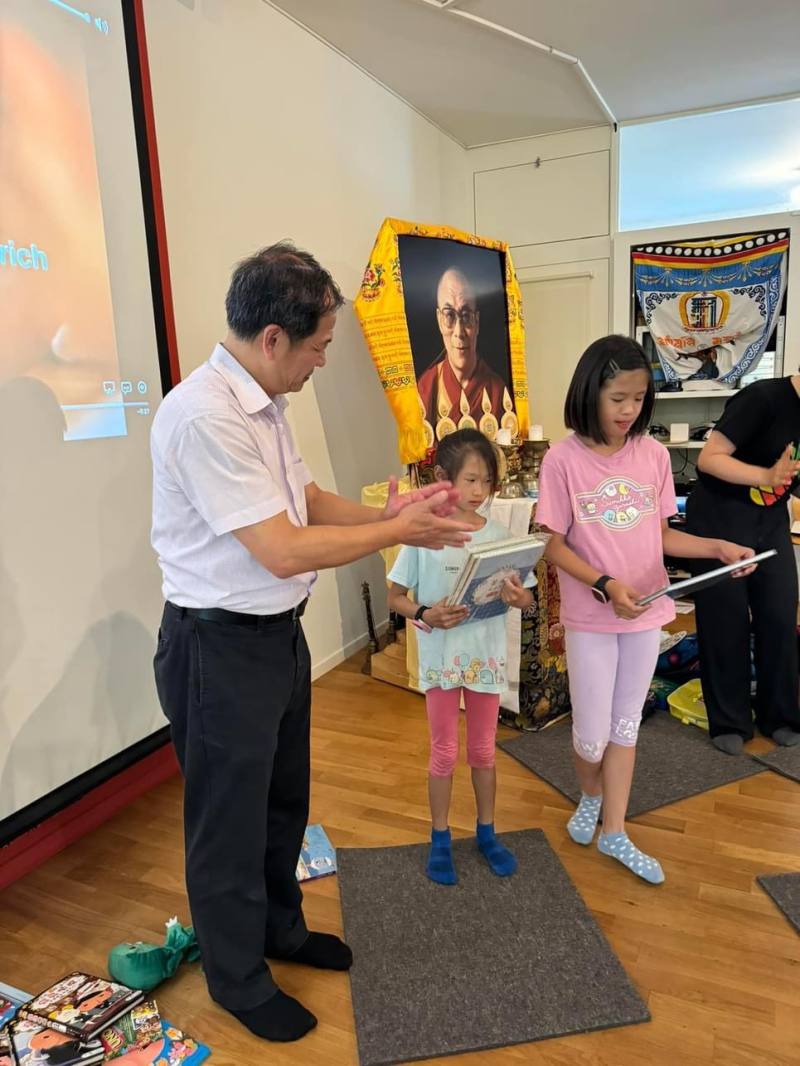 駐瑞士代表黃偉峰大使（左一）出席夏令營結業式