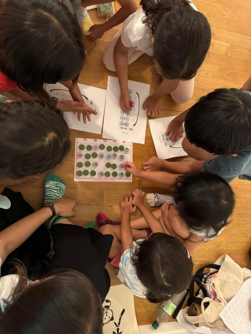 聚精會神學象棋