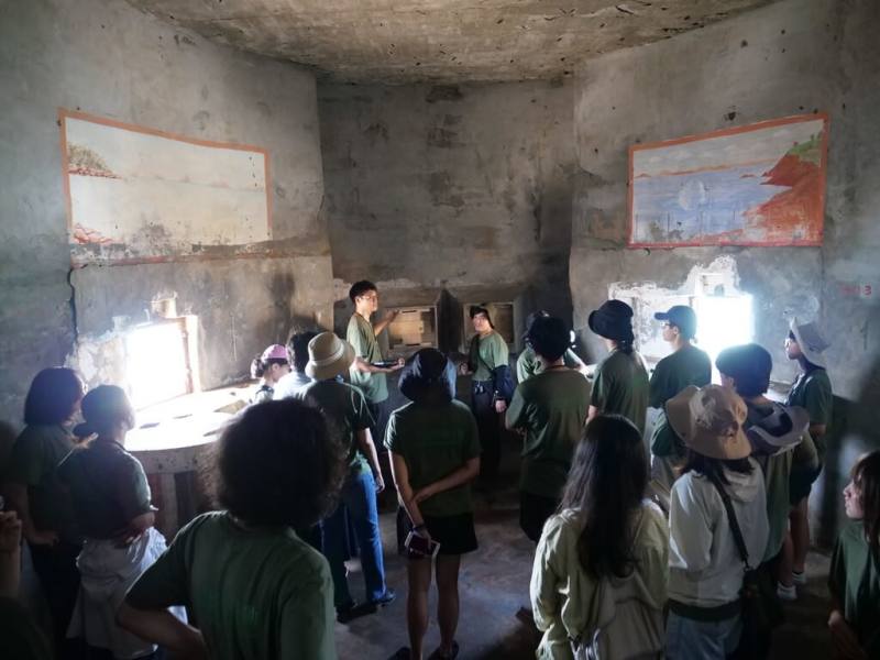 連江縣政府推出「藝穗行動」，徵選15名具藝術設計與創作背景青年進駐2週，在馬祖南竿進行以戰地文化為主題的藝術創作，並走讀53據點等處進行觀察與採集。（連江縣政府文化處提供）