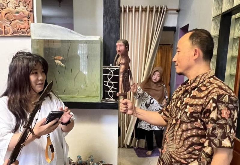 台博館研究助理袁緒文與研究偶戲和文化保存的印尼學者魯迪（Rudi Irwanto）交流。（袁緒文提供）