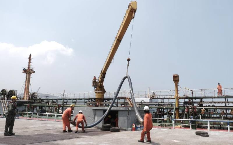 左營油庫進儲作業。（陸軍四支部提供）