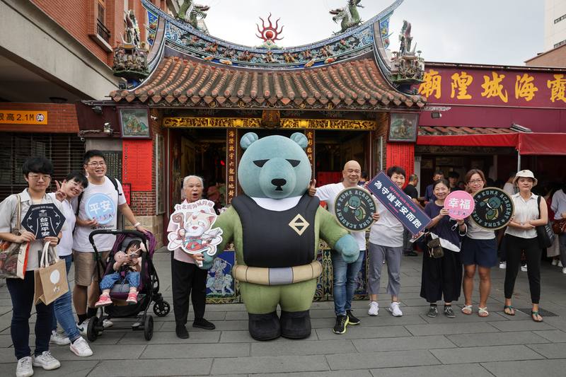 2024黑熊超慢跑將於11月登場，主辦單位黑熊學院攜手台北霞海城隍廟於17日舉辦賽前擲筊祈福活動，為超慢跑宣傳造勢，吸引民眾參與留影