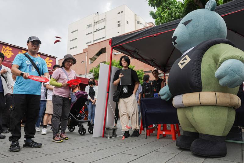 為推廣災防避難知識，黑熊學院11月將舉辦「2024黑熊超慢跑」活動，17日並與台北霞海城隍廟合作，在廟前舉辦賽前快閃擲筊祈福，不少民眾響應參與。