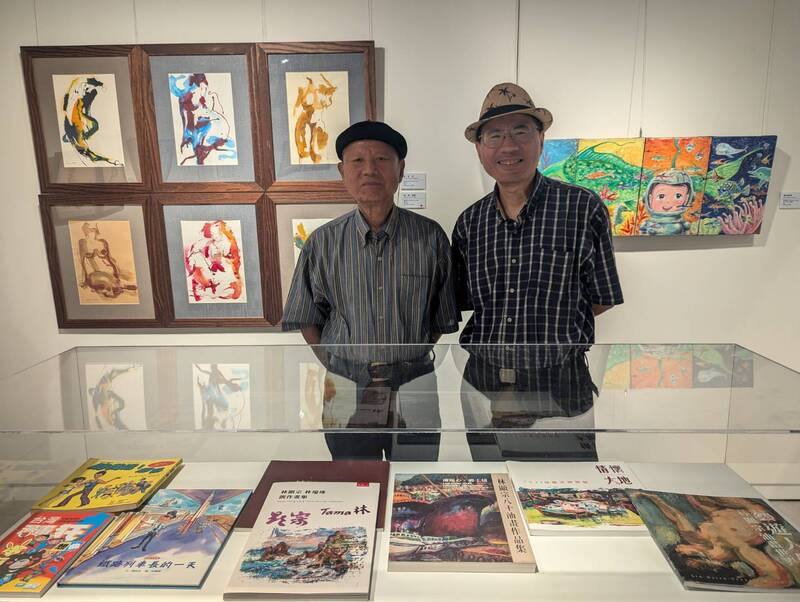 「畫筆世家．三人行–林顯宗、林瑞珠和林耀煌（奇兒）特展」17日在台北開幕，漫畫家奇兒（林耀煌）（右）與高齡91歲的畫家父親林顯宗（左）出席並合影留念。
