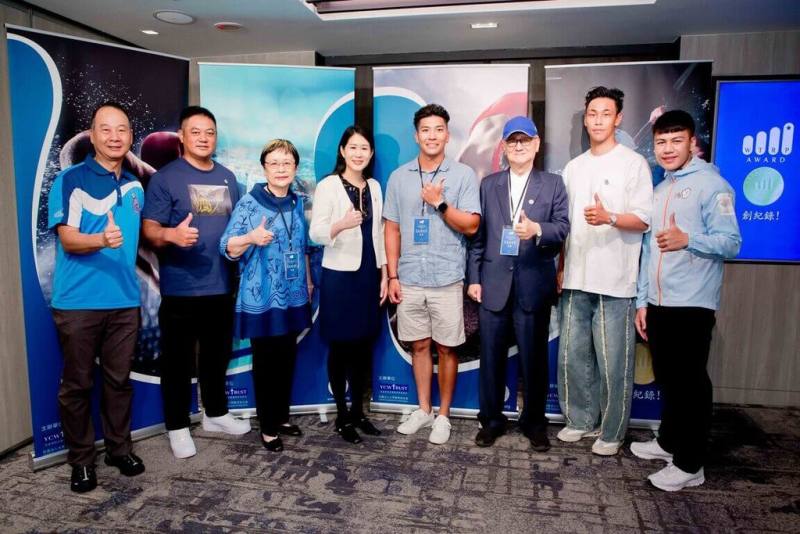 「王楊嬌體育賽事創紀錄獎」發起人簡民惠（左4）宣布將發出新台幣1100萬元獎金，包括男子拳擊選手甘家葳（右）在內共有11人可獲獎。（公益信託王楊嬌信望愛基金提供）
