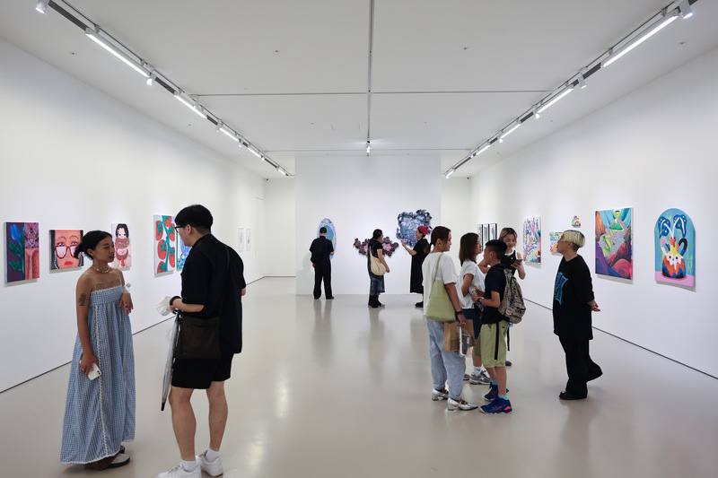 「動漫未來2024 ANIMAMIX 2024」17日起在台北誠品畫廊盛大開展，邀請7名台灣、日本、香港的藝術家參展，他們的創作受到ACGIT（Animation、Comic、Game、Illustration、Toy）影響，呈現出新世代潮文化與私觀點，首日便吸引不少民眾前往參觀。