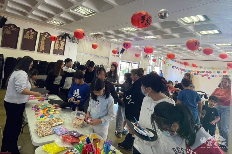 學員們挑選自己花旦角色所需的頭飾材料