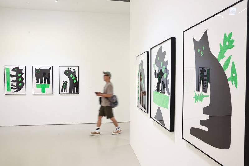 誠品畫廊自2021年推出「動漫未來」主題展，2024年邁入第4屆，17日起正式開展，藝術家陳普也應邀參展，所展出的「群落生境」系列作品吸引參觀者目光