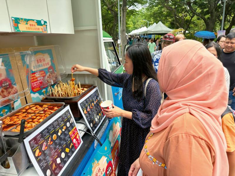 The halal-certified oden sold at FamilyMart convenience stores provides a readily available meal option for Muslims. (photo by Mei Kuo)