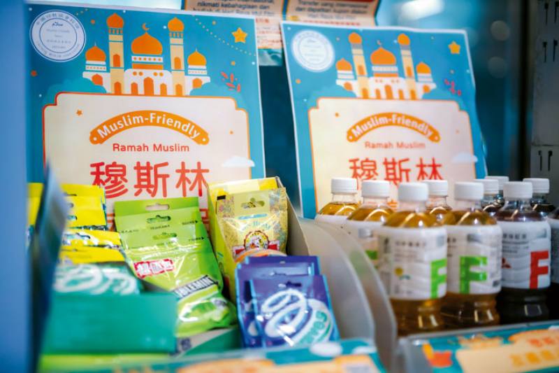 The special halal food section at FamilyMart stores helps create a Muslim-friendly environment.