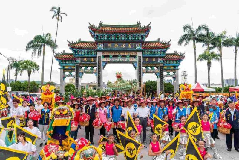 「義魄千秋–2024全國義民祭在新竹縣」17日在新埔褒忠義民廟盛大舉辦啟動儀式，眾人挑擔進場為一系列精彩活動揭序幕，場面熱鬧。（客委會提供）