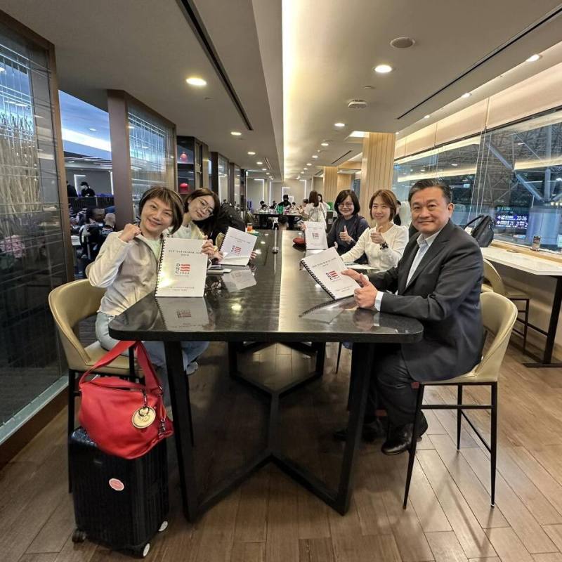 美國民主黨全國代表大會19日在芝加哥登場，由立委王定宇(右一)領軍的民進黨代表團今啟程赴美。(王定宇臉書)