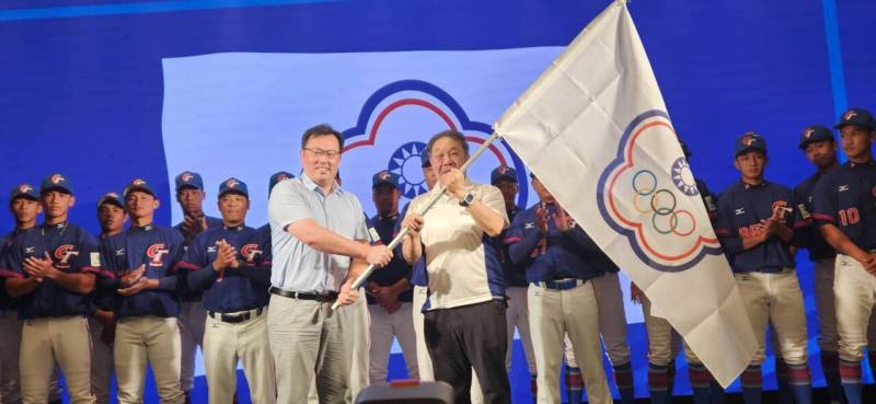 2024第13屆亞洲U18青棒錦標賽將於9月2日起在台灣點燃戰火，中華民國棒球協會19日舉辦記者會，由體育署長鄭世忠(前左)親自為台灣代表隊授旗。(江昭倫 攝)