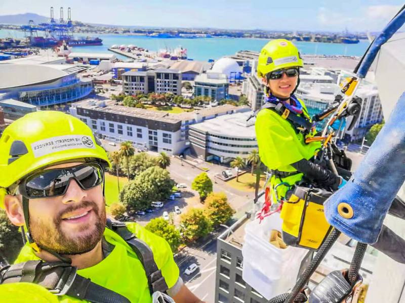 握有國際工業繩索技術作業協會證照（IRATA Certificate）的孫子婷雖然嬌小，但爬高背重物的能力，並不輸大個子的西方男性。她稱打工度假收穫很大。 （孫子婷提供）