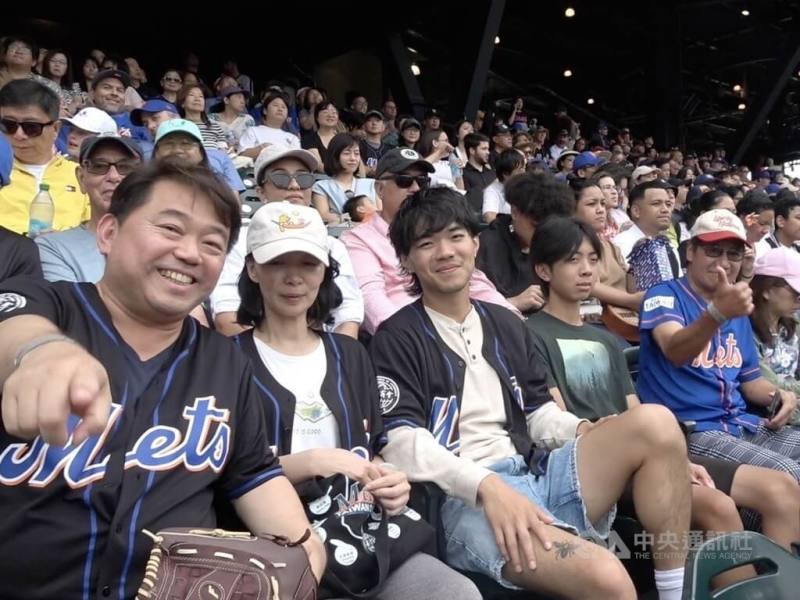 Taiwanese fans attend the Mets' annual Taiwan Day at the Mets Citi Field in New York on Sunday. CNA photo Aug. 11, 2024 113年8月18日